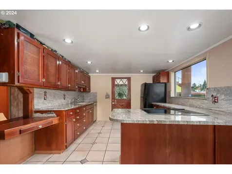 222 N Tomahawk Island Drive Portland OR 97217