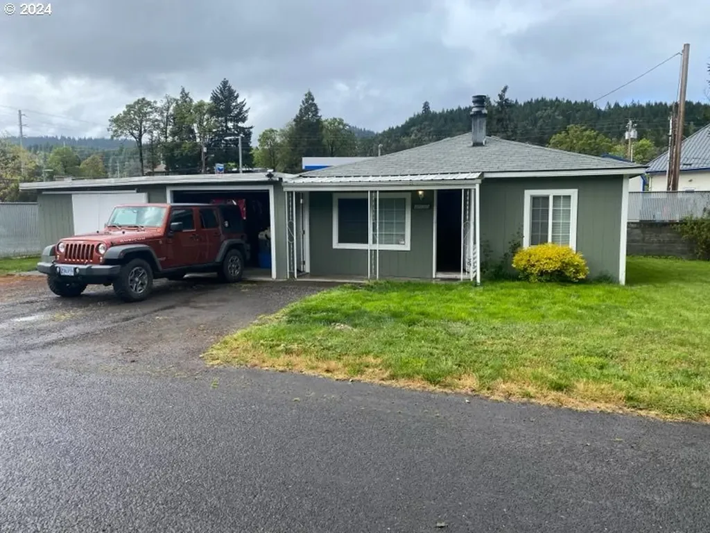 47755 Harris Street Oakridge OR 97463