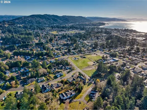 922 Timberline Drive Brookings OR 97415