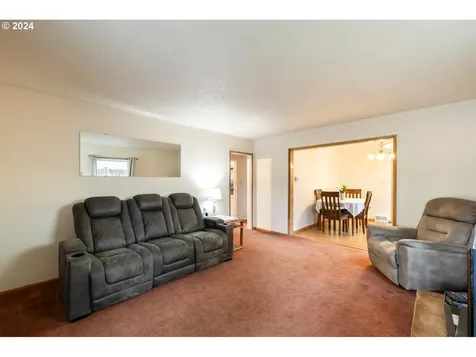 2338 N Russet Street Portland OR 97217