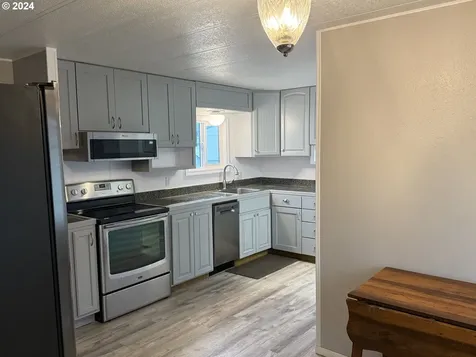 5552 Portland Road NE Salem OR 97305
