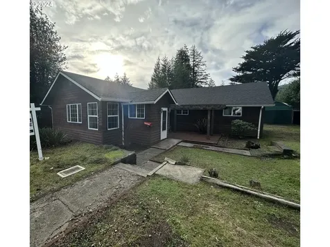 1643 N Dogwood Street Coquille OR 97423