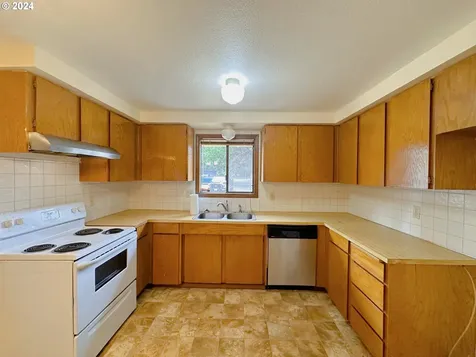 2011 Se 112th Avenue Portland OR 97216