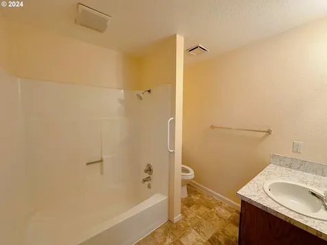 2011 Se 112th Avenue Portland OR 97216