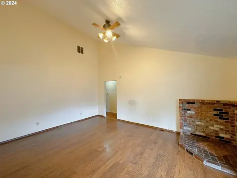 2011 Se 112th Avenue Portland OR 97216