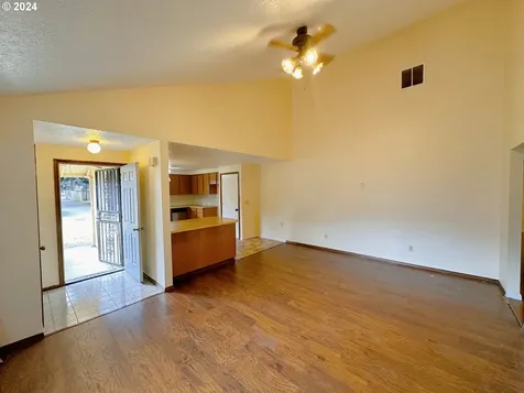 2011 Se 112th Avenue Portland OR 97216