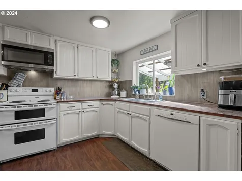 33691 E River Drive Creswell OR 97426