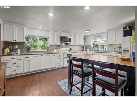 33691 E River Drive Creswell OR 97426