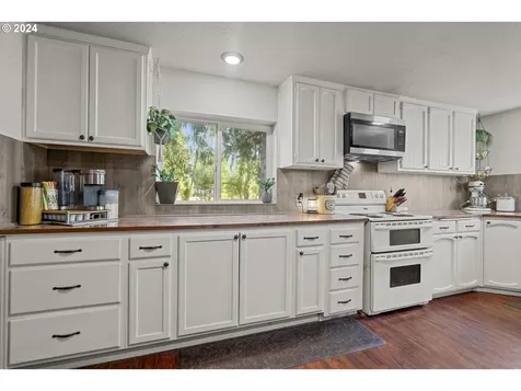 33691 E River Drive Creswell OR 97426