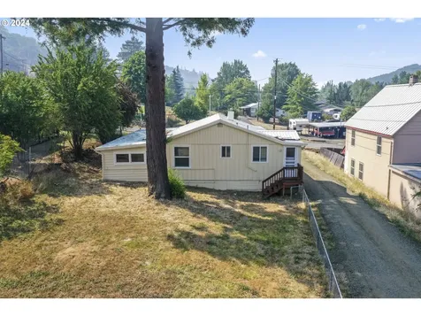 312 Pleasant Avenue Roseburg OR 97470