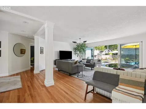 612 Se Manchester Place Portland OR 97202