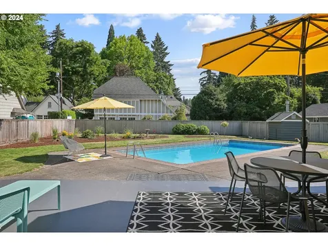 612 Se Manchester Place Portland OR 97202