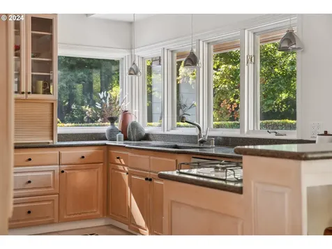 612 Se Manchester Place Portland OR 97202