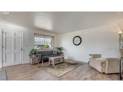 904 Broughton Way Woodburn OR 97071