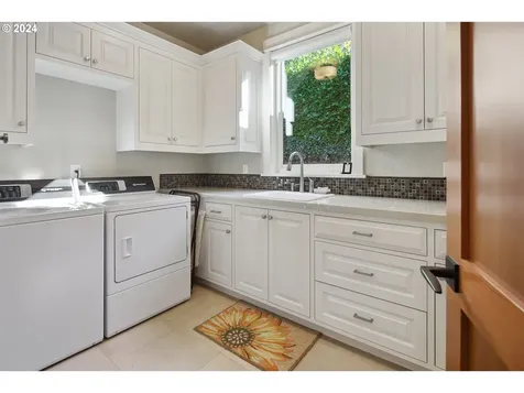 4330 Sw Charming Way Portland OR 97225