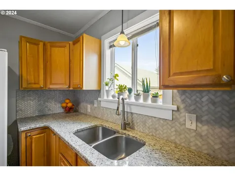 1156 18th Avenue Sweet Home OR 97386