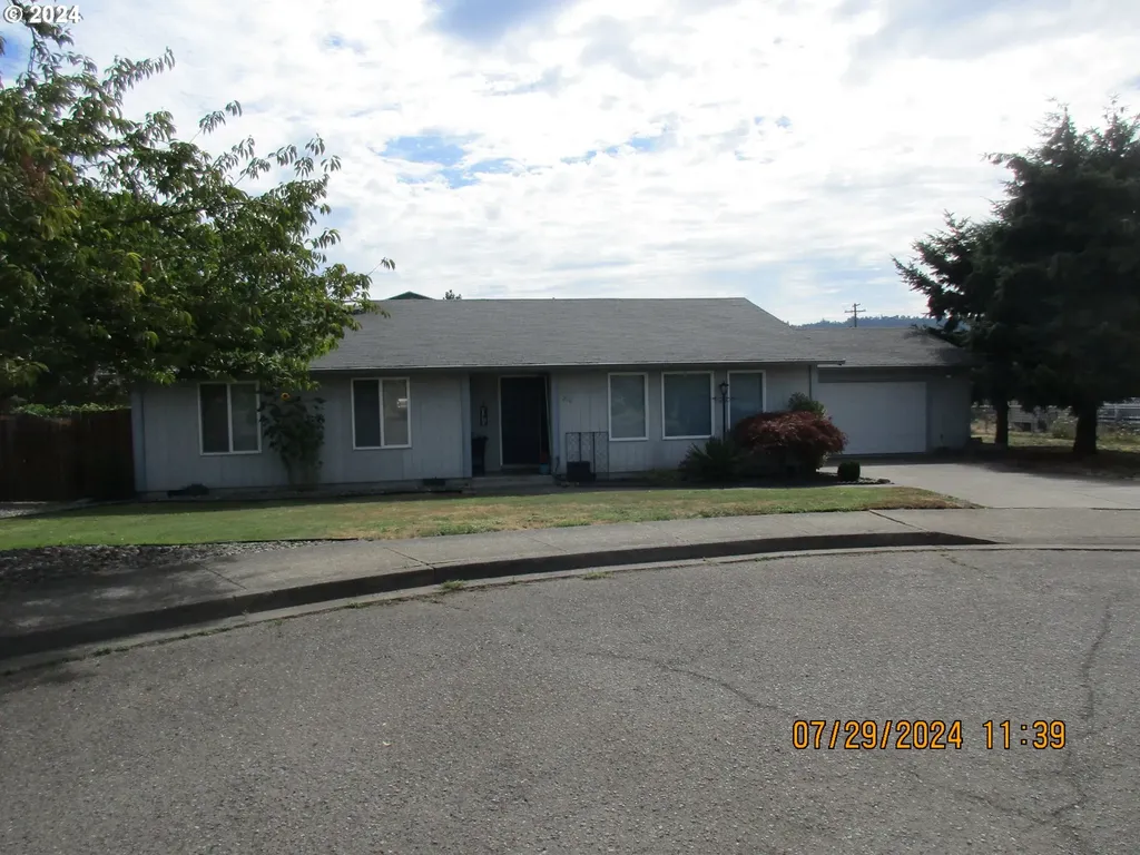 211 NW Plum Avenue Winston OR 97496
