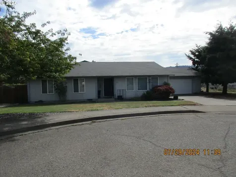 211 NW Plum Avenue Winston OR 97496