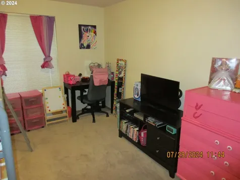 211 NW Plum Avenue Winston OR 97496
