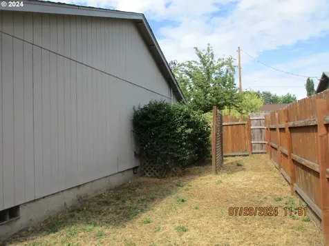 211 NW Plum Avenue Winston OR 97496