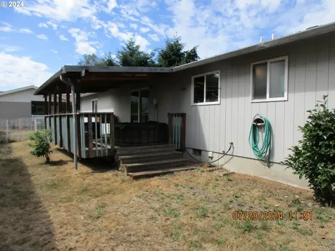211 NW Plum Avenue Winston OR 97496