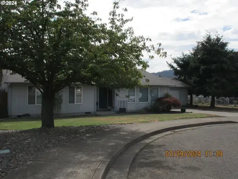211 NW Plum Avenue Winston OR 97496