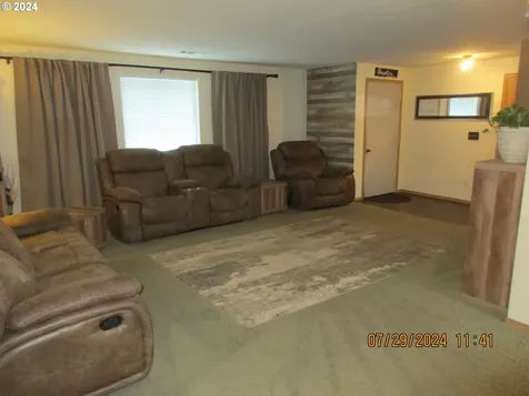 211 NW Plum Avenue Winston OR 97496