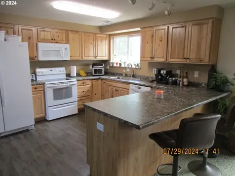 211 NW Plum Avenue Winston OR 97496