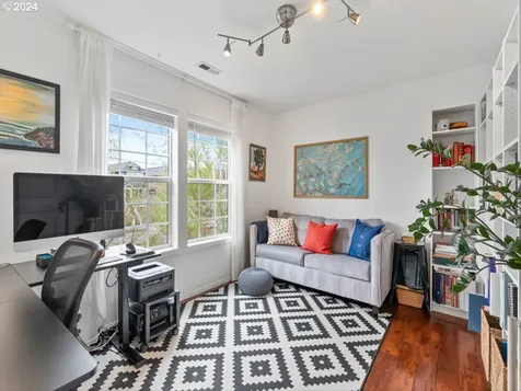 6584 Ne Grand Avenue Portland OR 97211