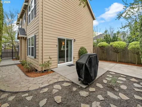 6584 Ne Grand Avenue Portland OR 97211