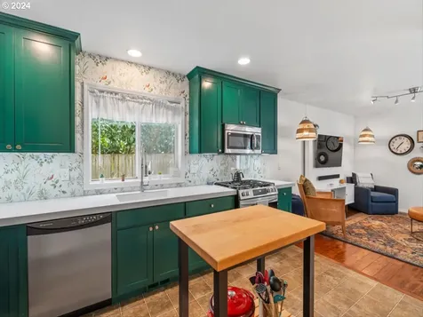 6584 Ne Grand Avenue Portland OR 97211
