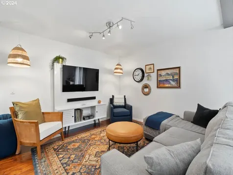 6584 Ne Grand Avenue Portland OR 97211