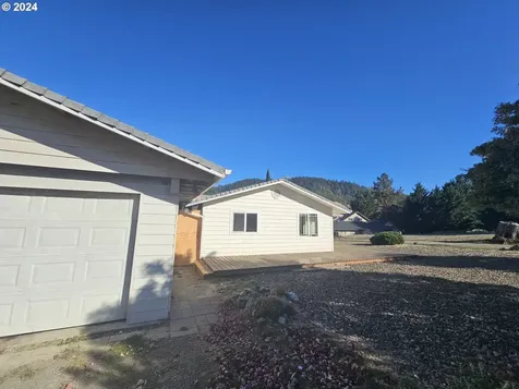 221 Briggs Drive Myrtle Creek OR 97457