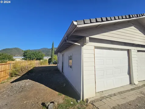 221 Briggs Drive Myrtle Creek OR 97457