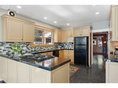 6672 SW Canyon Drive Portland OR 97225