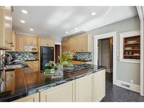 6672 SW Canyon Drive Portland OR 97225