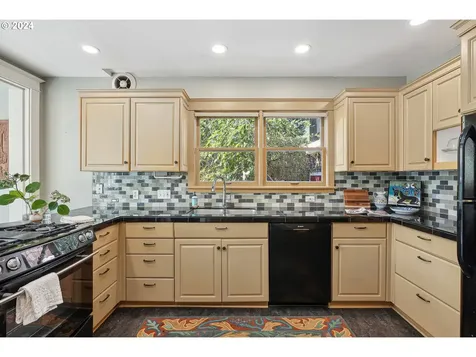 6672 SW Canyon Drive Portland OR 97225