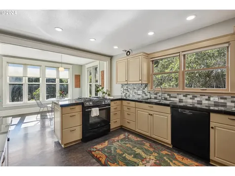 6672 SW Canyon Drive Portland OR 97225