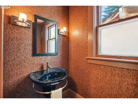 6672 SW Canyon Drive Portland OR 97225