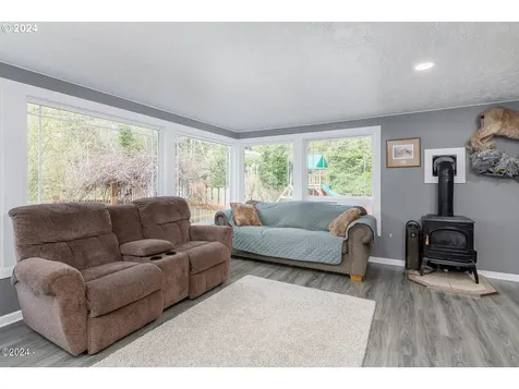 277 Ne 10th Street Toledo OR 97391