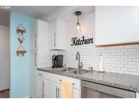 18505 Columbia Avenue Gladstone OR 97027