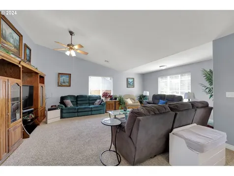 205 Buttercup Loop Cottage Grove OR 97424