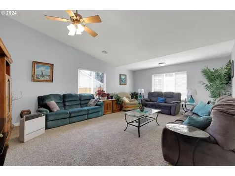 205 Buttercup Loop Cottage Grove OR 97424