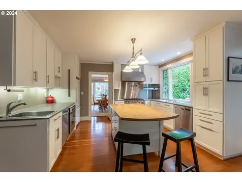 6865 SW Canyon Drive Portland OR 97225