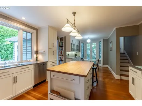6865 SW Canyon Drive Portland OR 97225