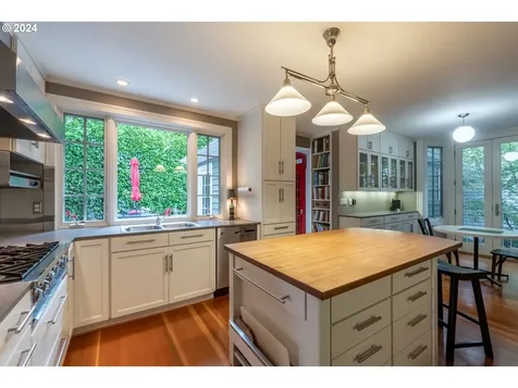6865 SW Canyon Drive Portland OR 97225