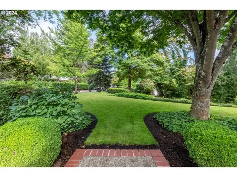 6865 SW Canyon Drive Portland OR 97225