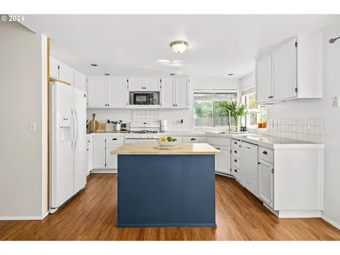 954 S 44th Street Springfield OR 97478