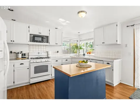 954 S 44th Street Springfield OR 97478