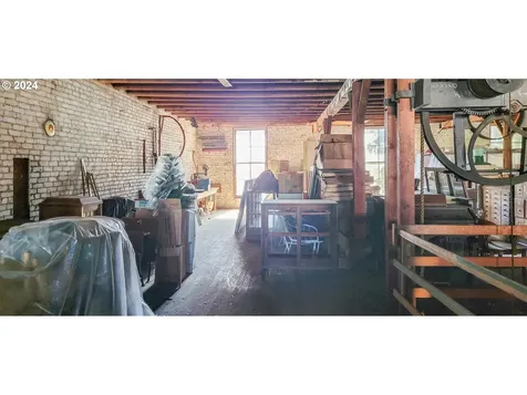 204 SE Locust Street Oakland OR 97462